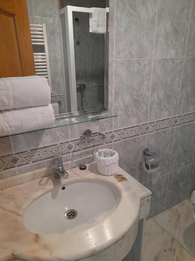 Hotel Os Carballos Сіґуейро Екстер'єр фото